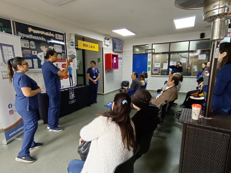 Estudiantes de prácticas intermedias realizan educaciones en CESFAM de Mostazal